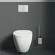 Bürstengarnitur aus Metall in Chrom neben einer modernen Toilette von Ideal Standard, montiert an einer grauen Wand.